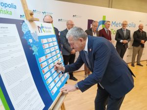 Wójt Marek Ryłowicz podpisuje list intencyjny