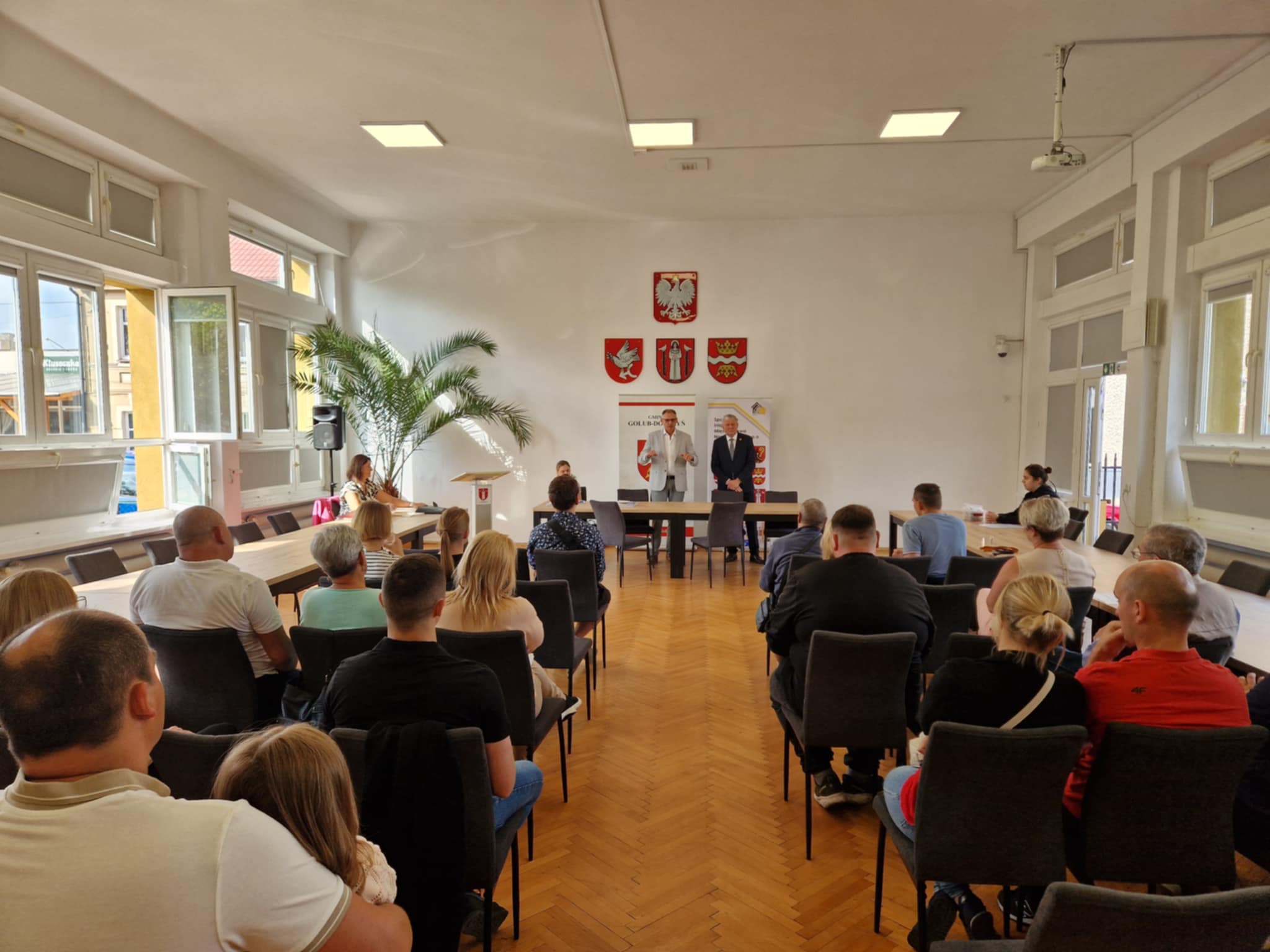 Podpisanie umów i przekazanie kluczy najemcom mieszkań w budynku SIM w Sokoligórze