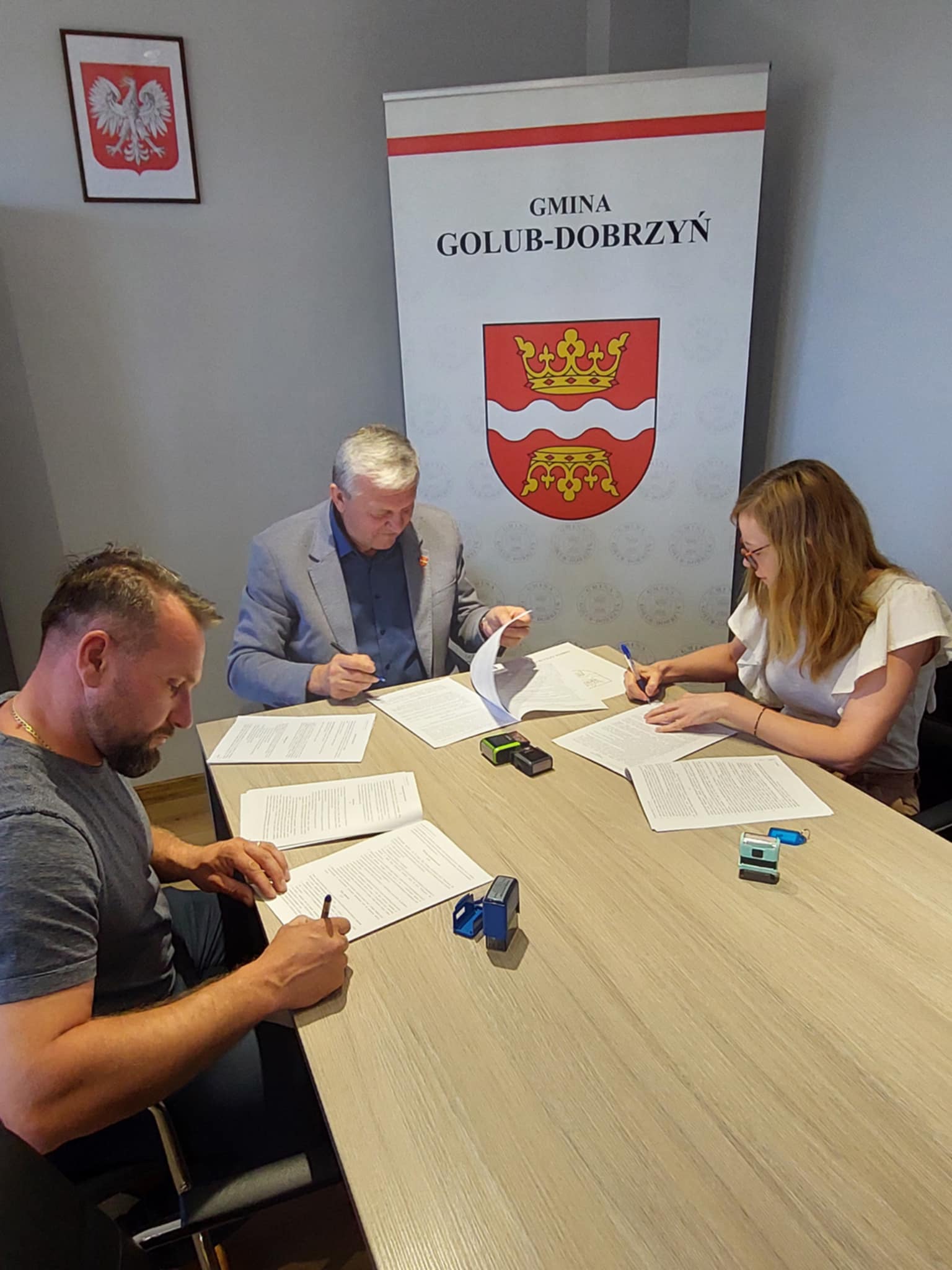 Wójt Marek Ryłowicz, Skarbnik Aleksandra Laskowska oraz wykonawca inwestycji Mariusz Drej