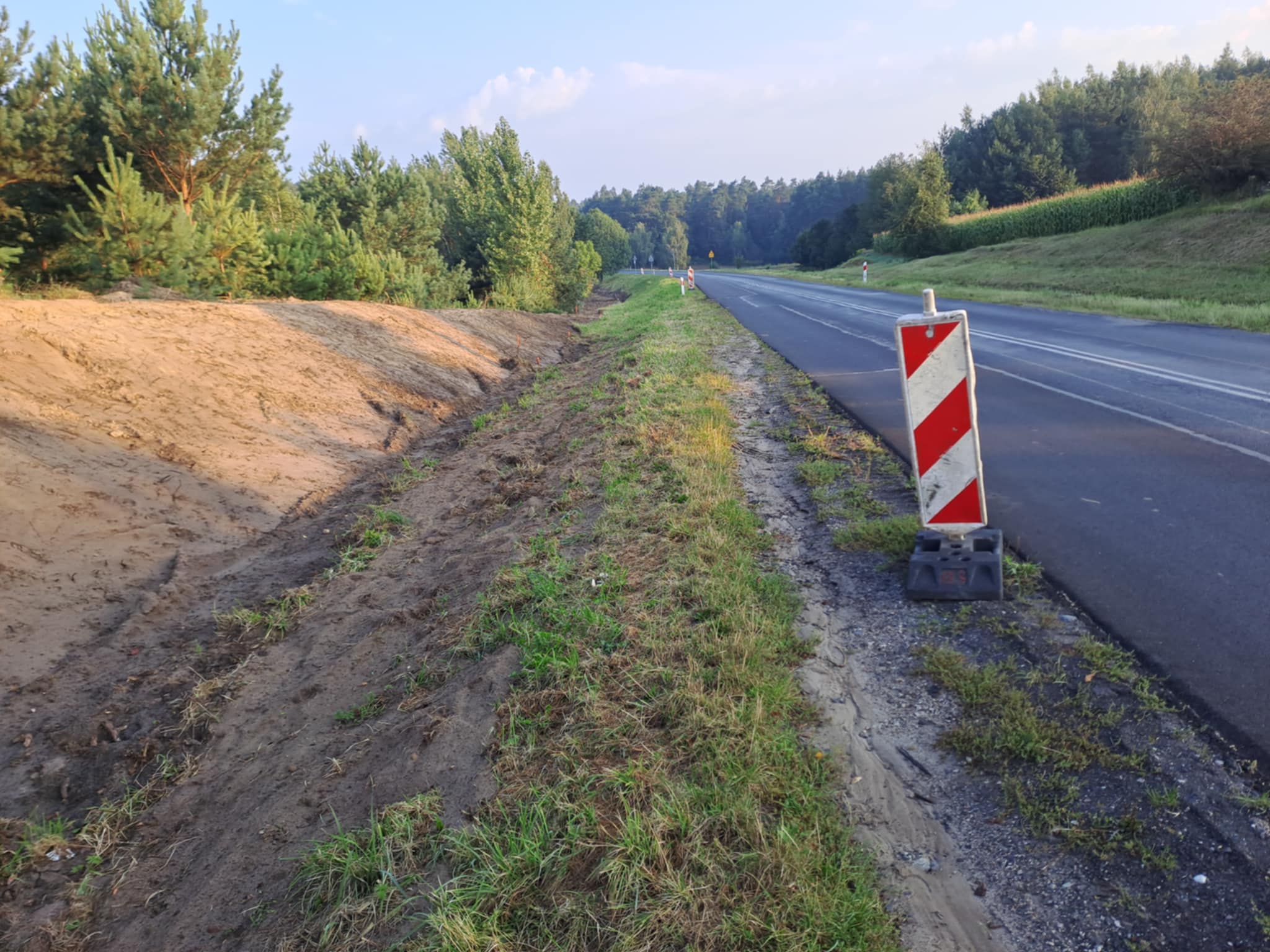 Droga przy której powstaje ścieżka rowerowa