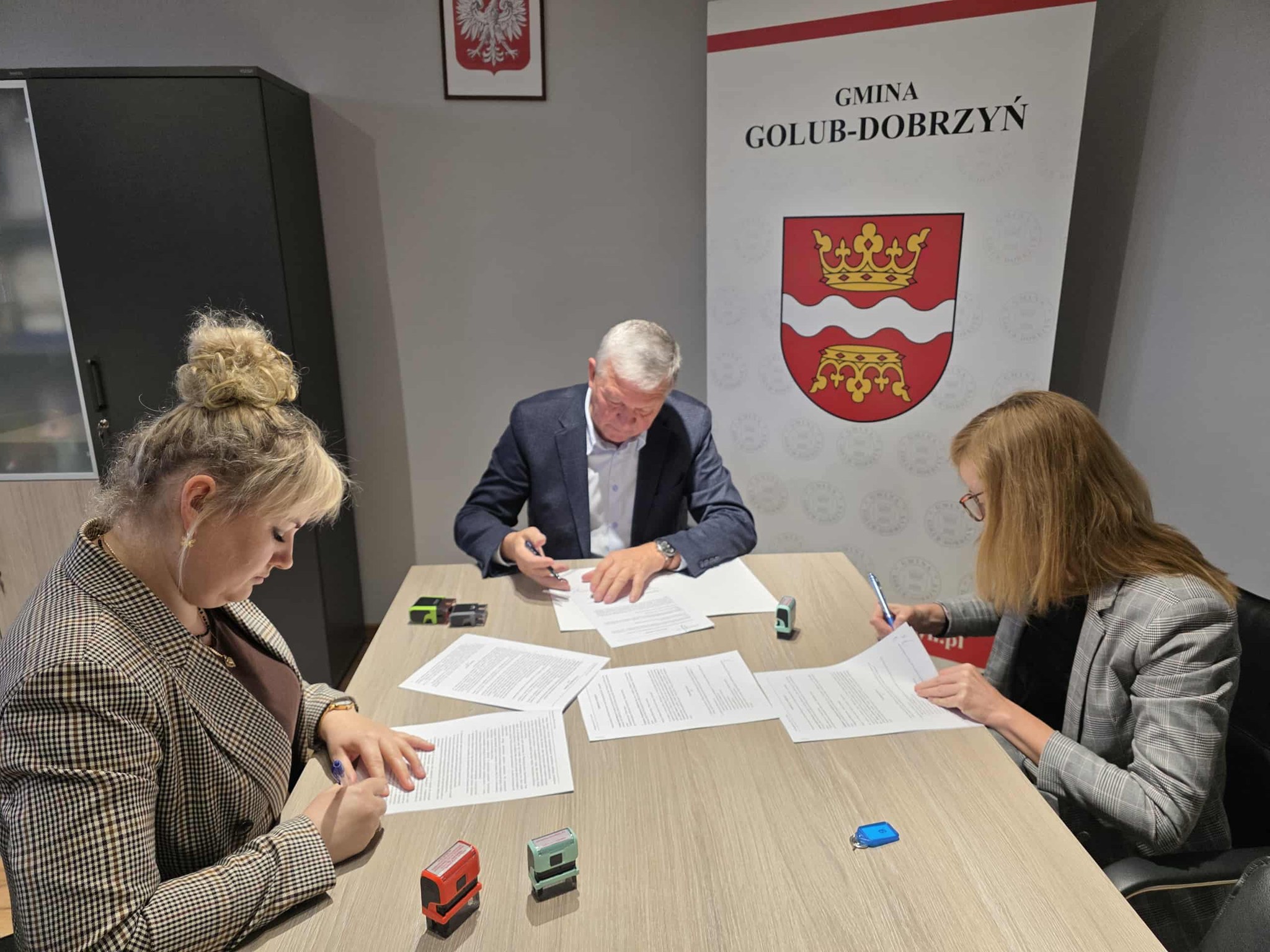 od lewej: Małgorzata Wesołowska - Pezes Ekolog Sp. z o.o., wójt Marek Ryłowicz, Skarbnik Aleksandra Laskowska