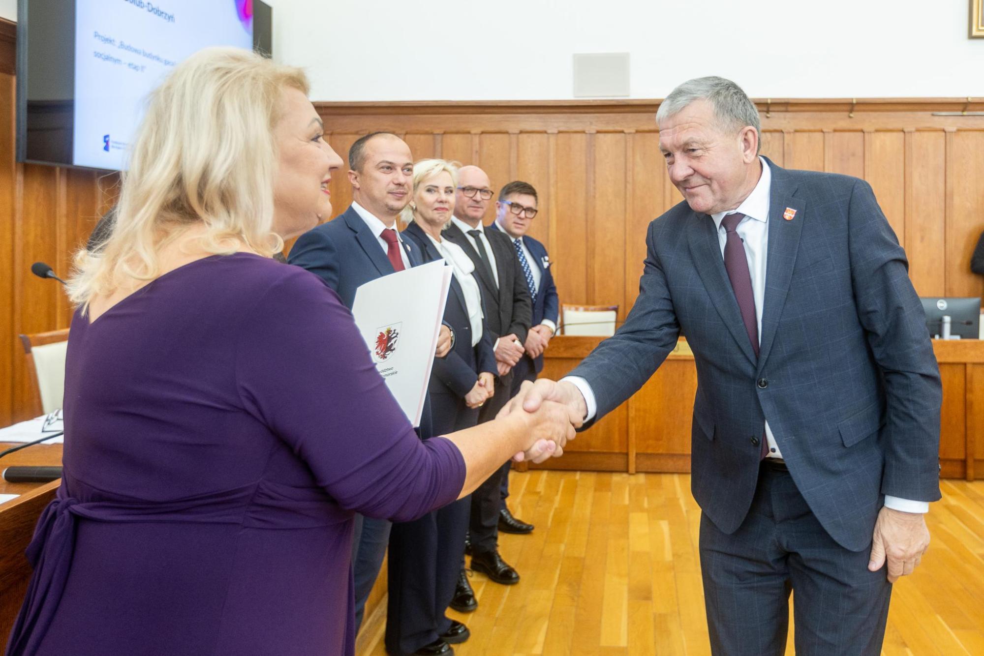 Wójt Marek Ryłowicz odbiera gratulacje (fot. Szymon Ździebło dla UMWKP)