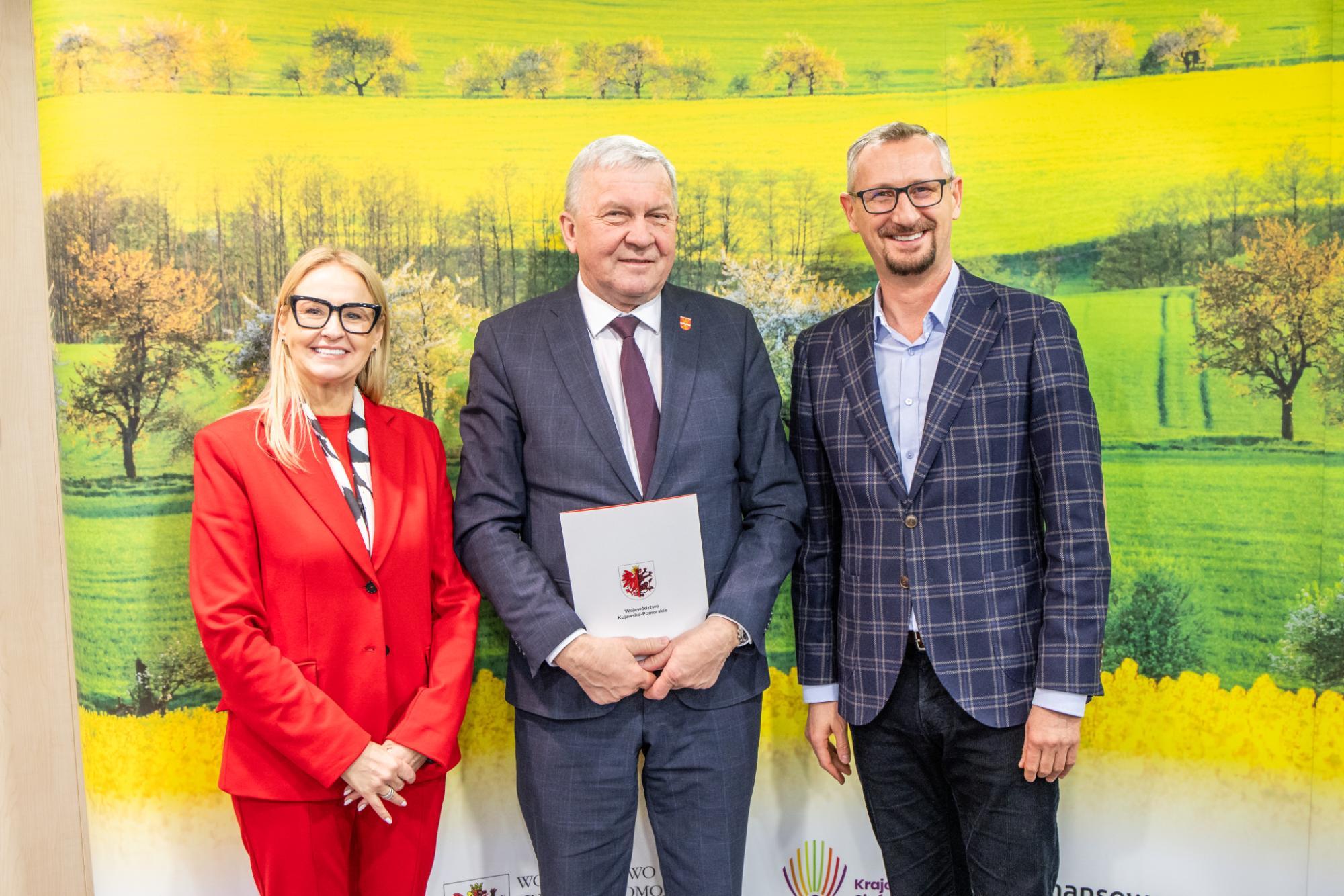 Wójt Marek Ryłowicz oraz przedstawiciele Urzędu Marszałkowskiego (fot. Andrzej Goiński dla UMWKP)