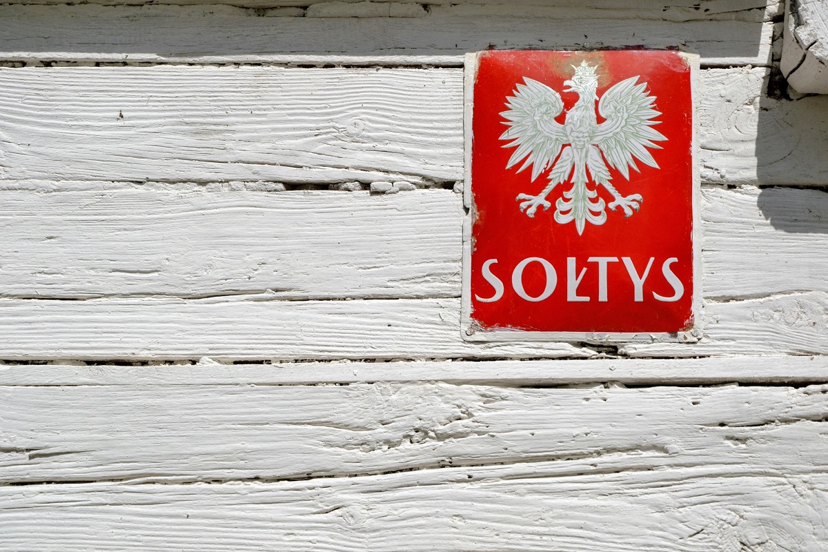 Tabliczka z napisem "sołtys"